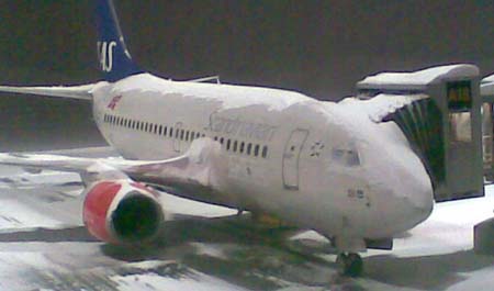 OSL airport, SAS flight snowed in.